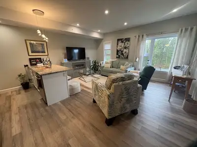Lina style apartment located in the Parkwood Place! Beautiful 1 bed, 1 bath apartment with a walk ou...