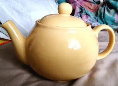 CERAMIC BIG COFFEE/TEA POT COLOR YELLOW NEW, View more