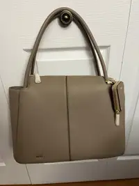 DKNY grand  sac à main en cuir couleur couleur beige 