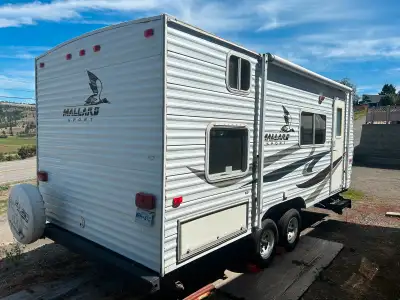 second owner. Very well maintained. All lights converted to LED. 2 12Volt batteries. Double axel. 2...