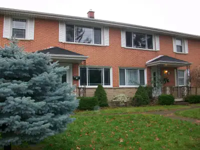 2 Bedroom Downtown Burlington, $1895, available immediately or February 1, Minimum 1 year lease, No...