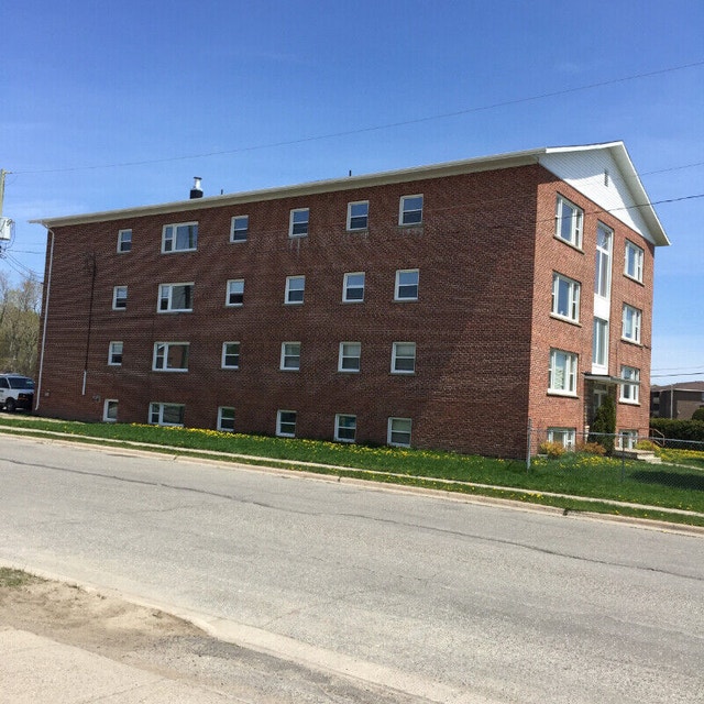 1 & 2 Bedroom Apt starting at 1250 plus hydro Long Term Rentals