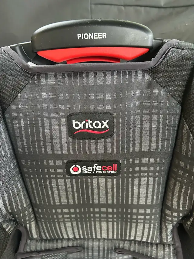 Britax Pioneer Car Seat in Strollers, Carriers & Car Seats in Oakville / Halton Region - Image 2