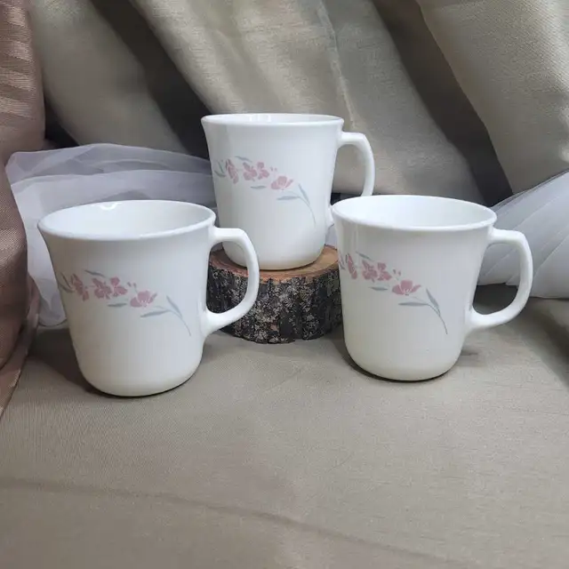 Corelle Corning Ware  Set of 3  Coffee / Tea Cups in Kitchen & Dining Wares in Markham / York Region - Image 2