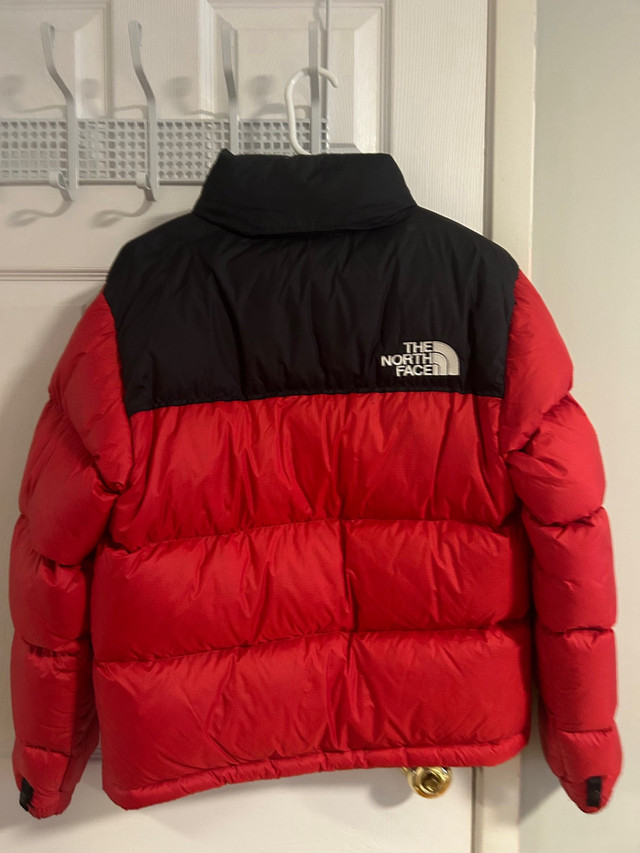 Red Puffer Jacket NORTH FACE dans Femmes - Hauts et vêtements d'extérieur  à Ville de Montréal - Image 2