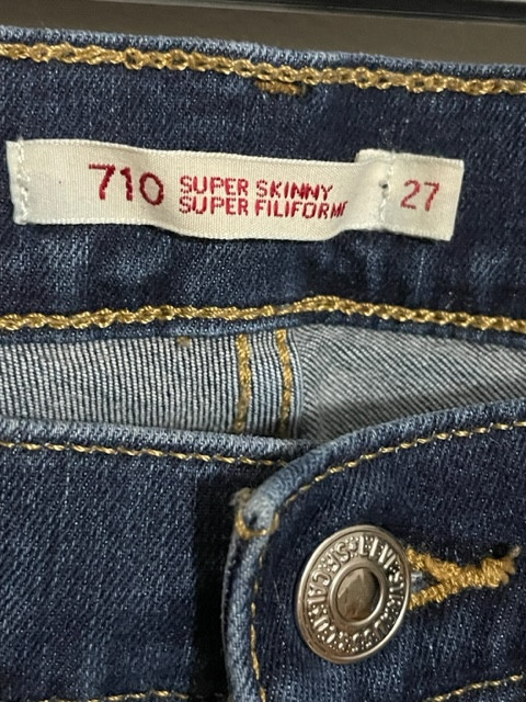 Women jeans Levi's Premium 710 super skinny/ super filiforme dans Femmes - Pantalons et shorts  à Ouest de l’Île - Image 2
