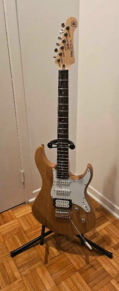 Guitare YamahaPacifica, support à guitare et amplificateur Fender Mustang LT2. Valeur: payé 650$ ava...