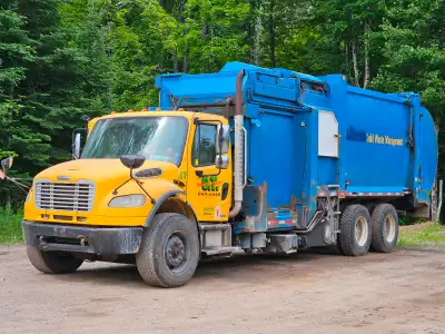 2006 frieitliner m2 buisness class garbage truck. Side load duel stream. Mercedes 300 hp with alliso...
