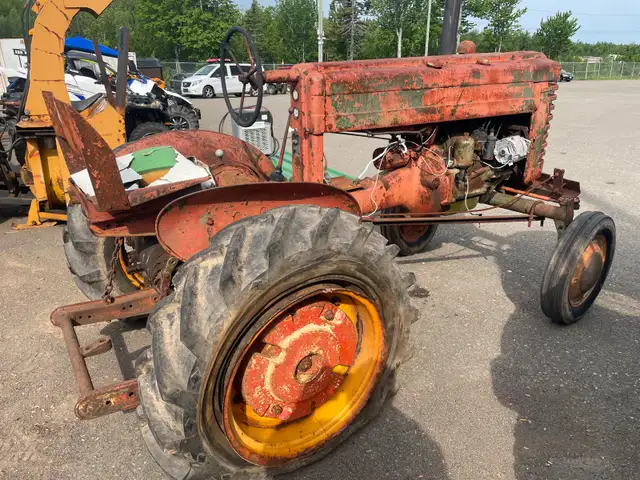 Vintage John Deere tractor in Other in Moncton - Image 8