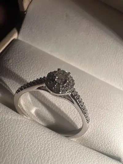 10 k white gold Natural diamonds Size 7