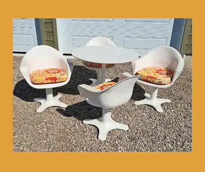 Circa 1970s manufactured by Superior Fiberglass kitchen or dining set Eero Saarinen Design. Custom m...