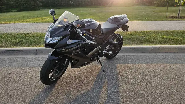 2010 Suzuki GSXR750 in Sport Bikes in Strathcona County - Image 3