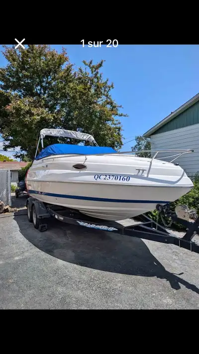 Super bateau Mariah 21' (23 hors tout), dans la même gamme de Chaparral. Moteur très économique de 5...