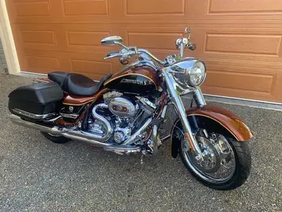 2008 ROAD KING ANNIVERSARY CVO....ALL ORIGINAL WITH ONLY 5400 MILES CAUSE ITS AN AMERICAN BIKE.........