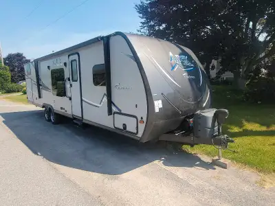 2018 Apex 300bhs. Great shape with bunkhouse. Cottage on wheels.