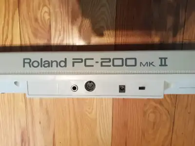 (English Below!) Bonjour, TESTÉ! ROLAND PC-200 MIDI Control Keyboard! En excellente condition! Voir...