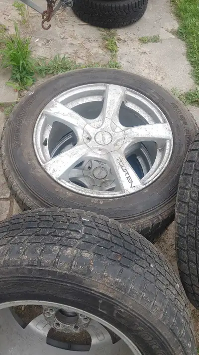 Came of off a 2015 cadillac srx. Tires are no good.