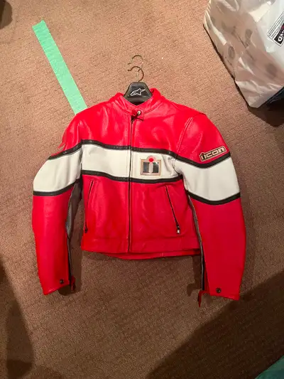 Woman’s Icon motorcycle jacket. Size small in really good condit, View more