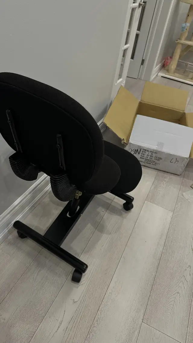 cinius professional kneeling ergonomic chair with back in Chairs & Recliners in Markham / York Region - Image 8