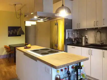 Deux pièces fermées, dont une (moins claire) avec un grand garde-robe. La pièce lumineuse sert aussi...