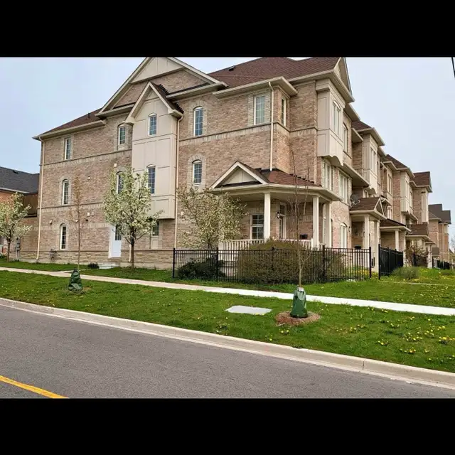 Furnished Private room for rent with separate washroom in Room Rentals & Roommates in City of Toronto - Image 3