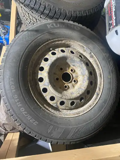 Pneus d’hiver Kumho avec jantes Étais sur un RAV4 2013.