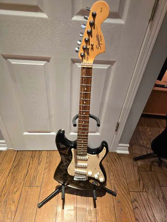 SQUIRE STRATOCASTER ELECTRIC GUITAR Fender Signed in Guitars in Ottawa - Image 2