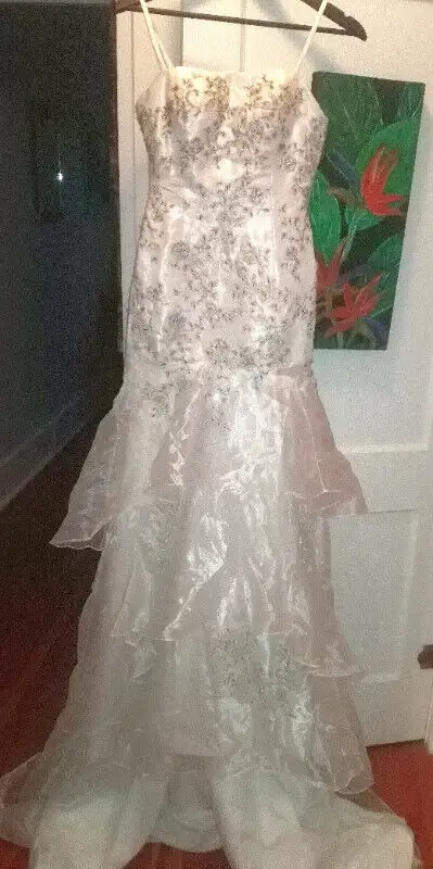 Beaded Wedding dress size 4-6 never worn in Wedding in Saskatoon - Image 11