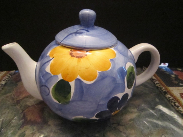 Vintage Tea Pots in Arts & Collectibles in Gander
