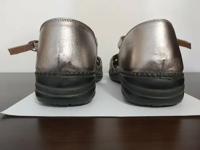 NYC Stacey Women's Enclosed Sandal Shoes - Size 9 - With Box in Women's - Shoes in City of Toronto - Image 8