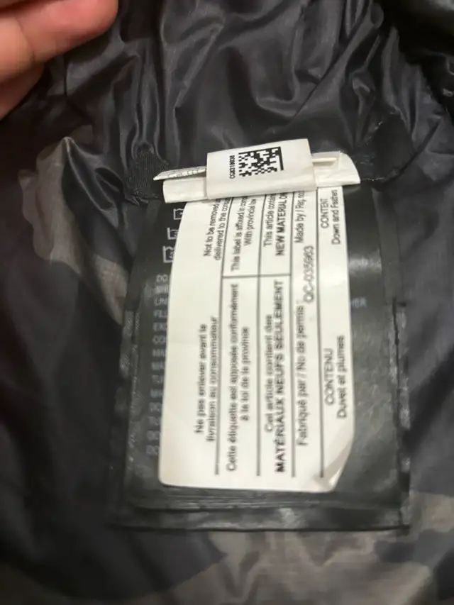 Authentic Canada goose black lodge down jacket side medium in Men's in Mississauga / Peel Region - Image 8