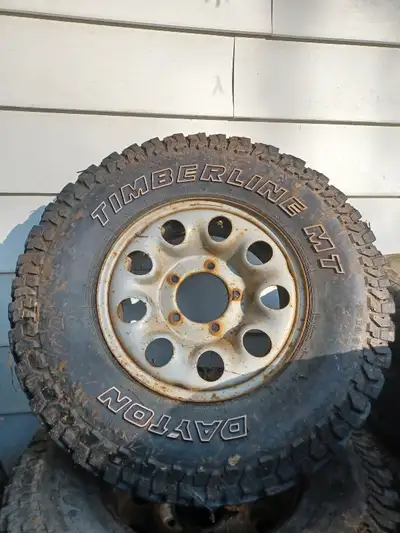 4 jantes en acier de 15 pouces avec un Bolt pattern de 5 x 5 1/2" et un coeur de 4 3/8". Les pneus s...