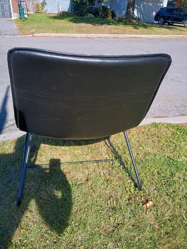 Modern Black Accent Chair in Chairs & Recliners in Ottawa - Image 3