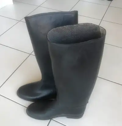 Bottes d’èquitation noire, longue, en caoutchouc, de marque CADETT, gr 7. Acheté dans un magasin d’é...