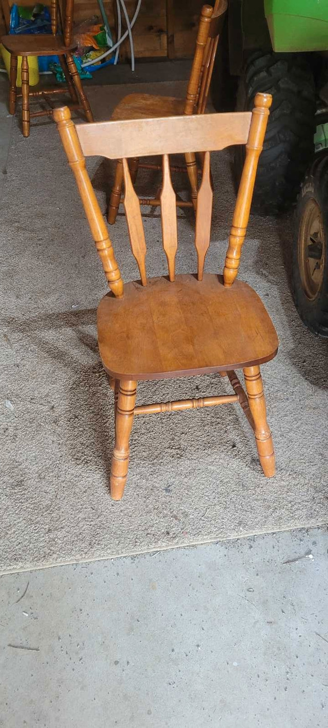 Table and chairs in Dining Tables & Sets in Renfrew