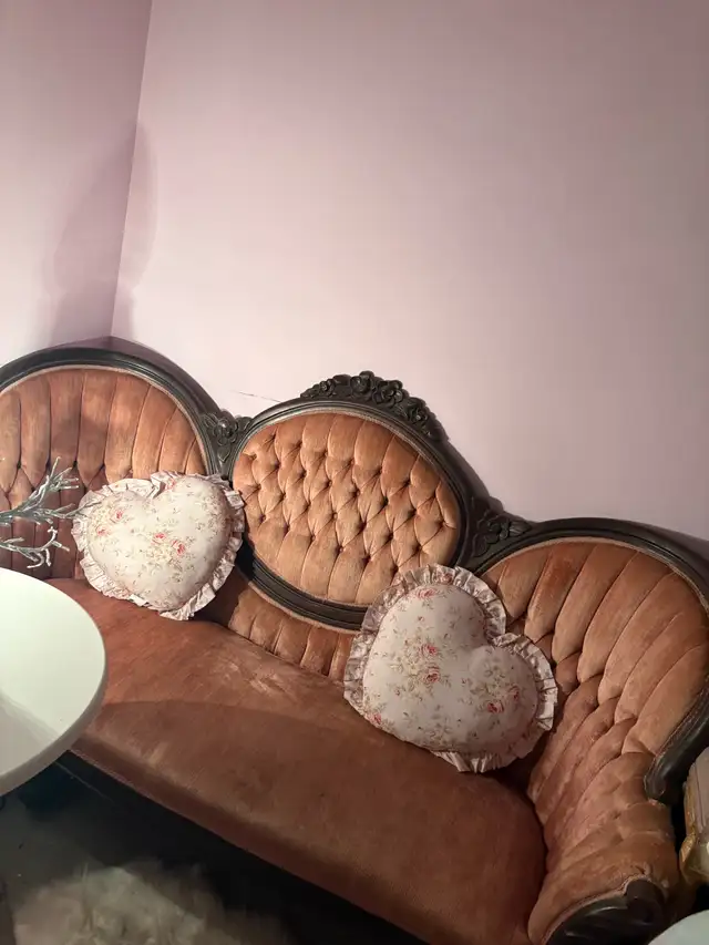 ANTIQUE VICTORIAN PINK SOFA in Couches & Futons in Gatineau - Image 3