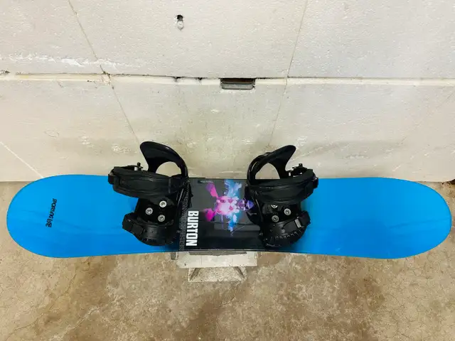 Burton snowboard 128 cm with Burton small/medium bindings in Snowboard in Markham / York Region - Image 4