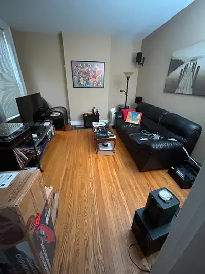 One room close to everything in Hamilton. Furnished, Laundry, Backyard deck, Shopping, transportatio...
