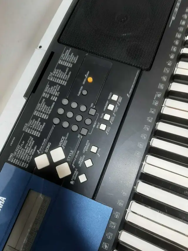 Yamaha PSR-E333 Digital Keyboard in Pianos & Keyboards in City of Montréal - Image 4