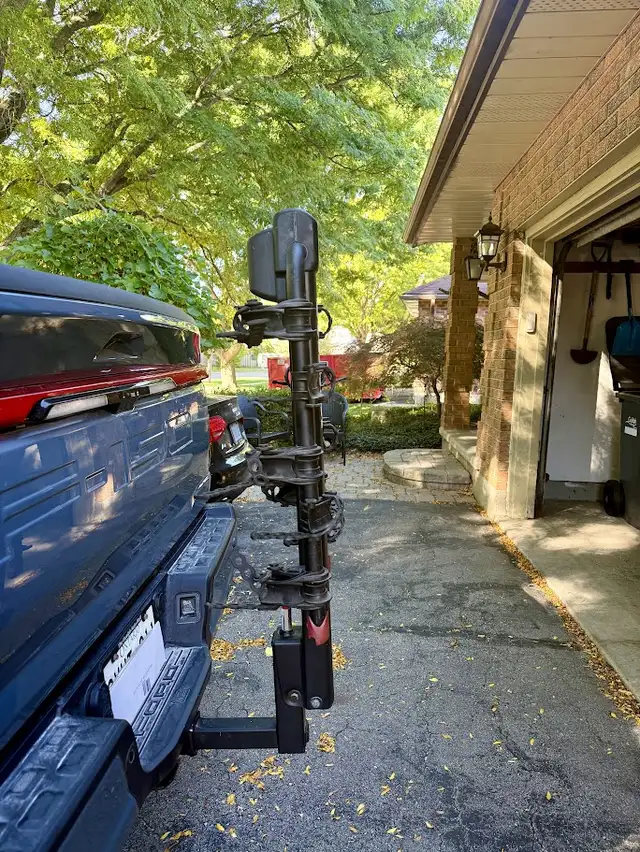 Yakima DoubleDown 5 - 5 Bike Hitch Mount Bike Rack - With Lock in Other in Guelph - Image 4