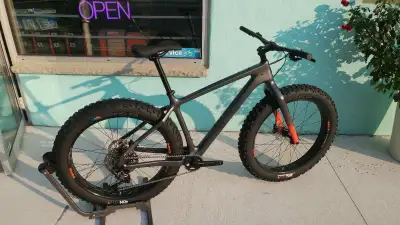 Carbon Fatty from the mad scientists at SALSA! Stunning paintwork, lightweight, 27.5 Ringle wheel, a...
