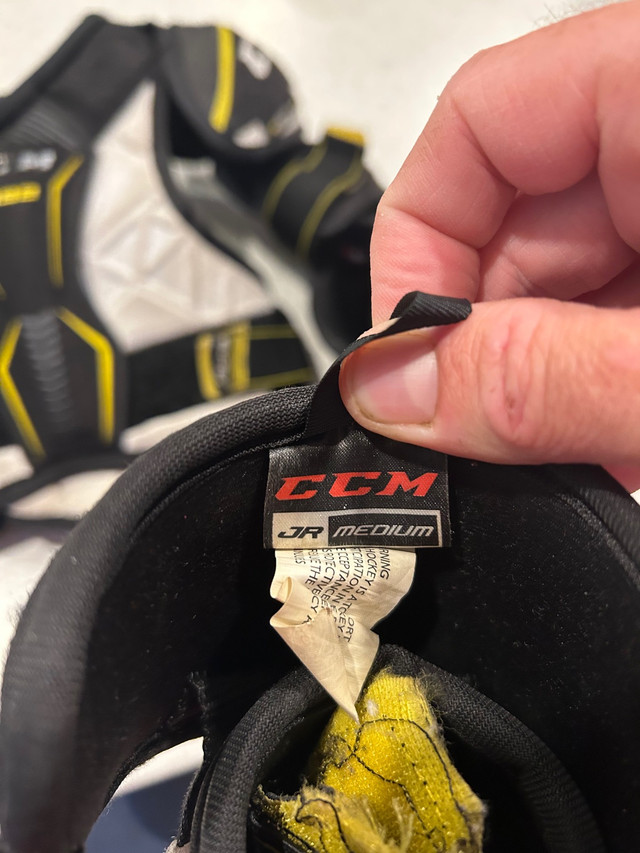 Ccm shoulder and elbow pads in Hockey in Charlottetown - Image 3