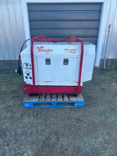 Twister T185 air compressor, Yanmar diesel engine, only 676 hours, rotary screw compressor, 100 litr...