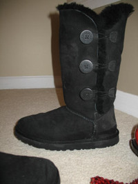 LADIES SIZE 7 UGG BAILEY BUTTON TRIPLET BOOTS