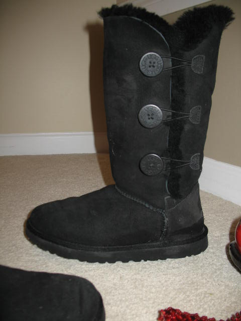 LADIES SIZE 7 UGG BAILEY BUTTON TRIPLET BOOTS in Women's - Shoes in Strathcona County