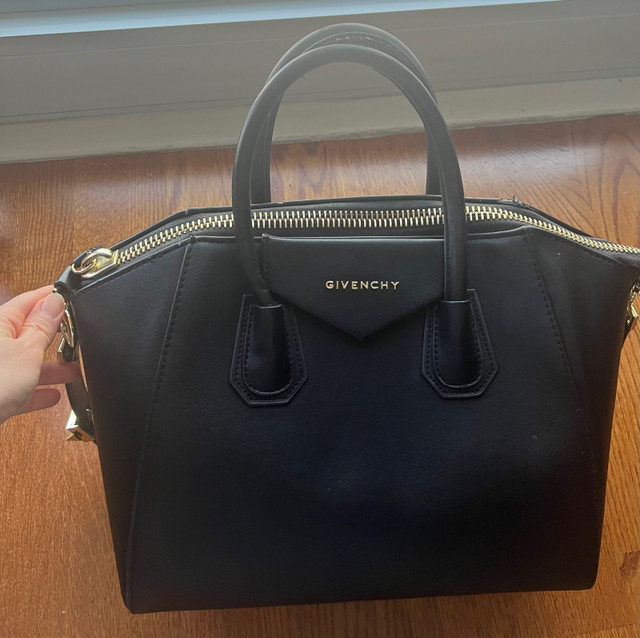 Black Medium Leather Bag in Women's - Bags & Wallets in City of Toronto