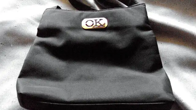 CALVIN KLEIN BLACK NYLON PURSE in Women's - Bags & Wallets in Mississauga / Peel Region - Image 2