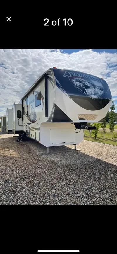 Keystone Avalanche Fifth Wheel 361TG Bunkhouse Perfect for a family! Features one and a half baths,...