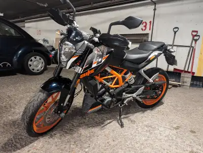 KTM 390 Duke 2015 En parfaite condition. Toujours a été stationnée dans un garage chauffé toute l'an...
