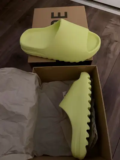 yezzy slide men 9us   état neuf, View more
